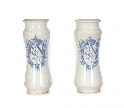 Pareja de botes de farmacia de cerámica esmaltada de azul c