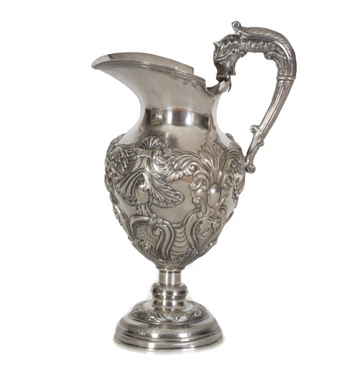 Jarro de plata en su color, repujado y cincelado, con decor