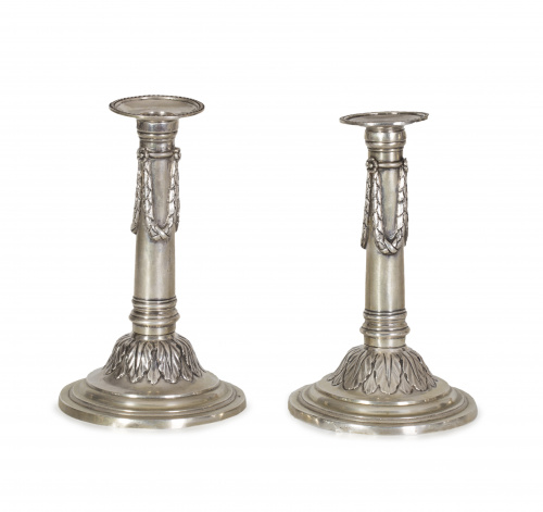 Pareja de candeleros con fuste liso y guirnaldas, de estilo