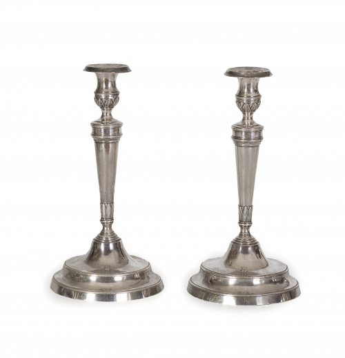 Pareja de candeleros neoclásicos de plata en su color, con 