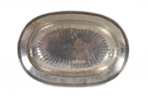 Fuente honda de plata en su color, decorada con gallones.F