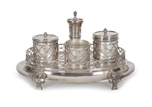 Escribania de plata en su color, con barandilla calada. Ba