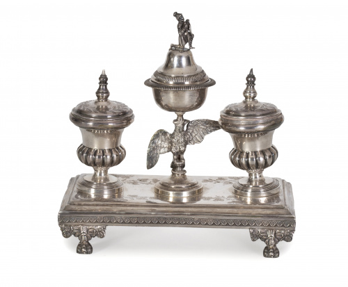 Escribanía de plata en su color de decoración grabada y cin