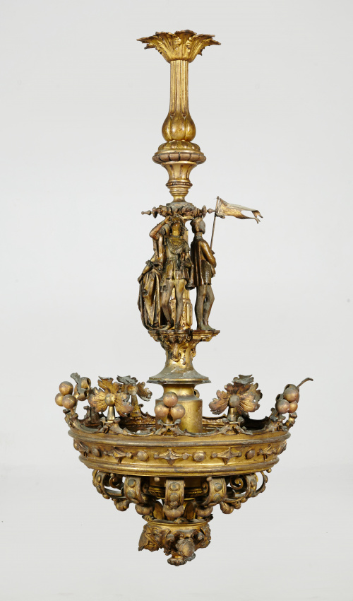 Lámpara de metal dorado con corona de marquésy las figuras