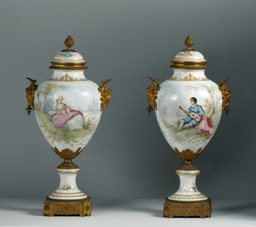 Pareja de jarrones de estilo Luis XVI de porcelana esmaltad