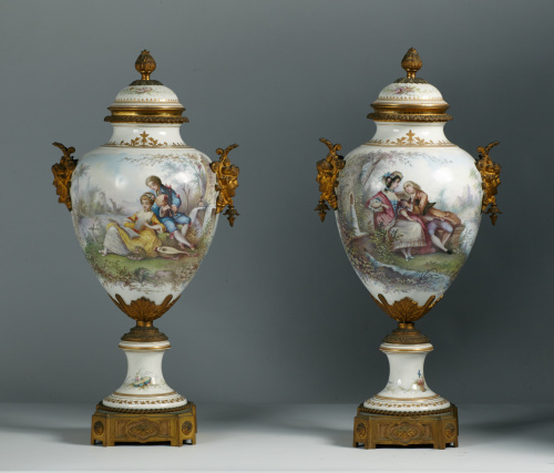 Pareja de jarrones de estilo Luis XVI de porcelana esmaltad