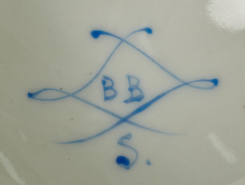 Pareja de jarrones de estilo Luis XVI de porcelana esmaltad