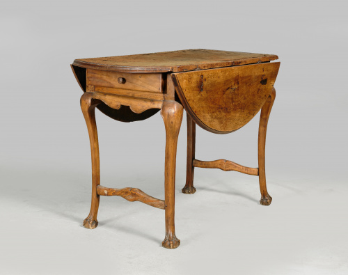 Mesa de alas de época Felipe V de madera de nogal.Trabajo 