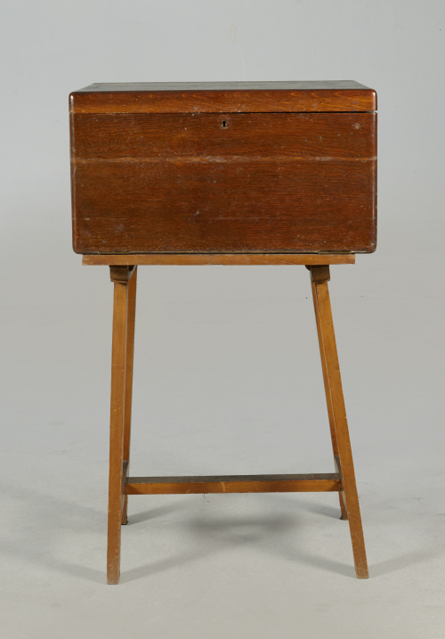 Cubertería francesa de plata con decoración de flores, en c