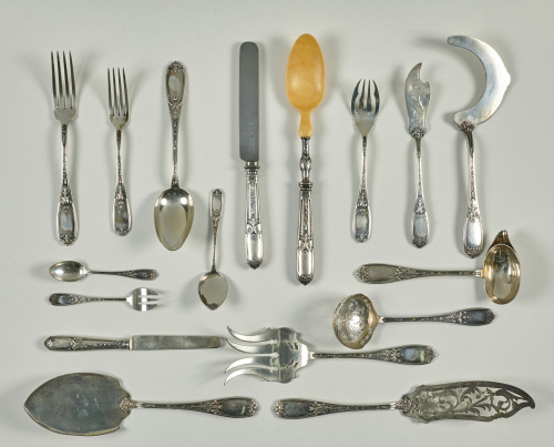 Cubertería francesa de plata con decoración de flores, en c