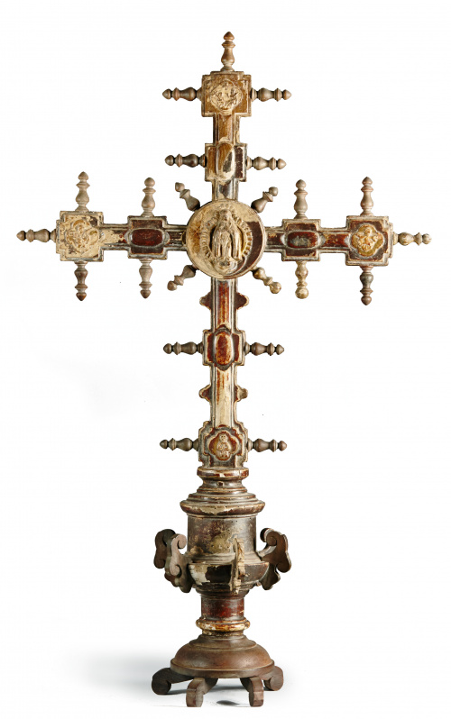 Cruz procesional de madera tallada, con restos de dorado.L