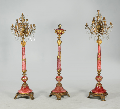 Quinqué de pie en opalina rosa y metal dorado.Posiblemente