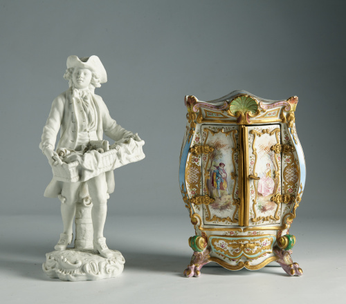 Armarito de loza esmaltada de estilo Luis XV. Capodimonte,