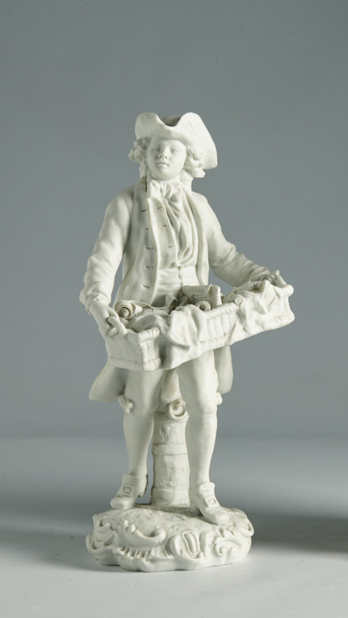 “Niño dieciochesco” En biscuit con cesto, con marcas de la