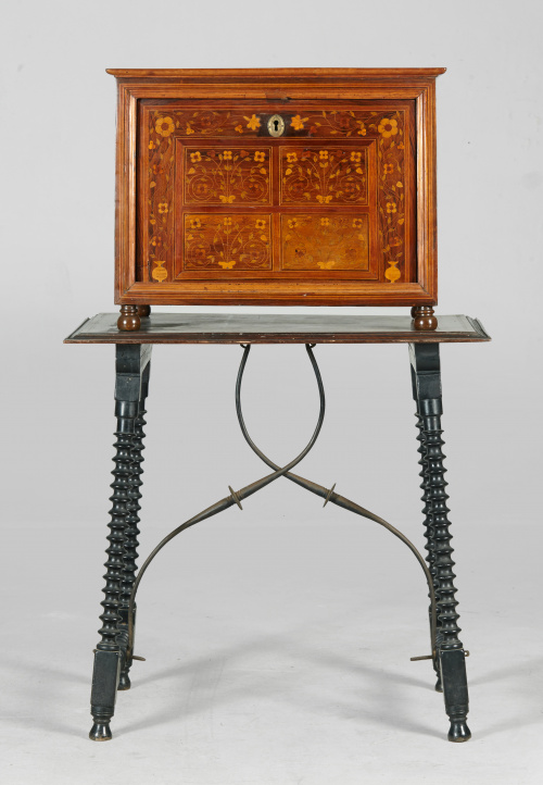 Papelera de muestra cubierta en madera de caoba con marquet