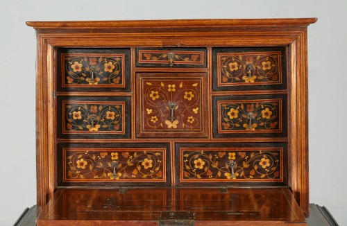 Papelera de muestra cubierta en madera de caoba con marquet