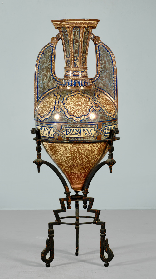 “Vaso de la Alhambra” de cerámica esmaltada en reflejo dora