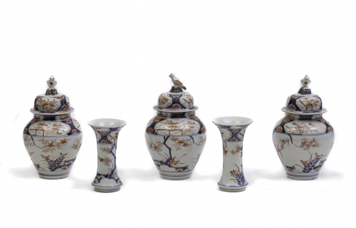 Garniture, conjunto de cinco piezas en porcelana china esti