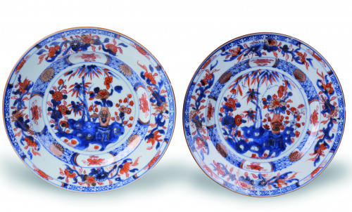 Pareja de platos en porcelana china esmaltada tipo Imari, "