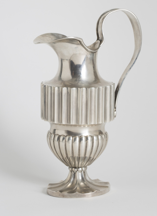 Jarro de plata en su color, con marcas de Madrid, Villa y C