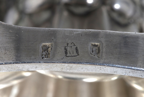 Jarro de plata en su color, con marcas de Madrid, Villa y C