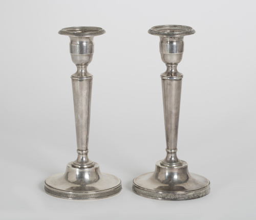 Pareja de candeleros Carlos IV de plata en su color, Madrid