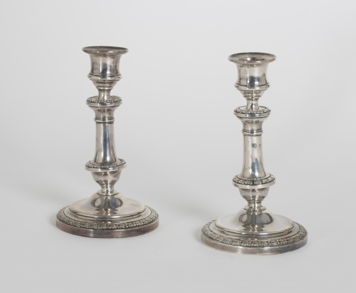 Pareja de candeleros de plata en su color con marcas de Mad