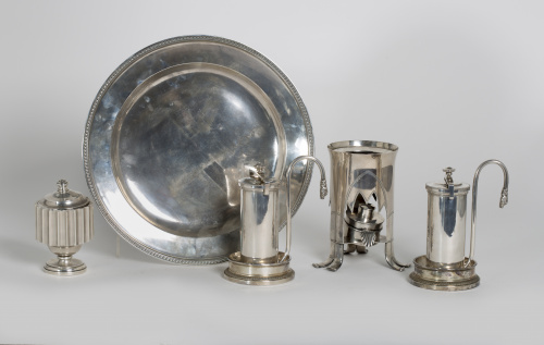 Par de cafeteras exprés y calentador de plata en su color, 