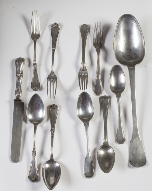 Juego de dos cucharas, dos tenedores y dos cuchillos con de