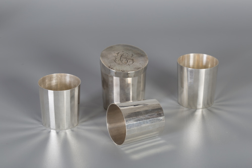 Juego de vasos de viaje de plata en su color, con marcas.R