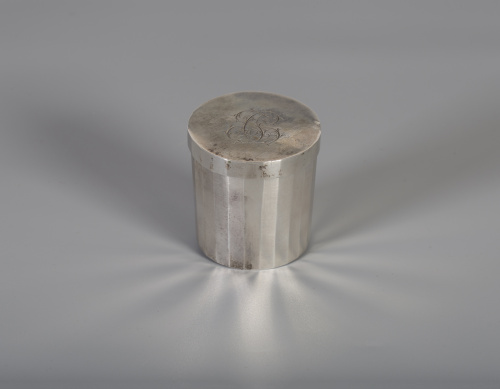 Juego de vasos de viaje de plata en su color, con marcas.R