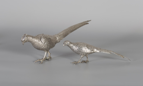 Pareja de pájaros ornamentales de plata en su color, con ma