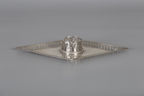 Mancerina de plata en su color de forma romboidal.Martínez