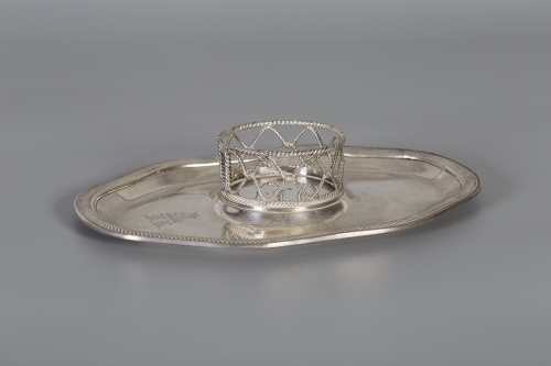 Mancerina de plata en su color, con perfil de decoración so