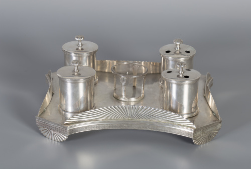 Escribanía fernandina de plata en su color.Juan Martínez, 