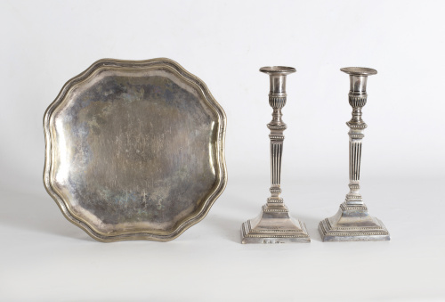 Salvilla de plata de contorno sinuoso, con marcas.S. XVIII