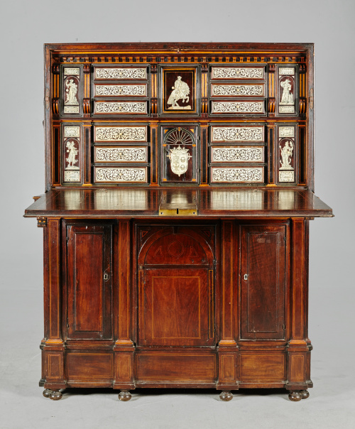 Importante escritorio arquitectónico con pie cerrado.Casti