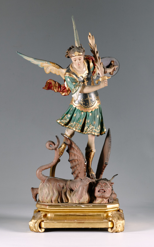 “El Arcángel San Miguel”Madera tallada y policromada y tel