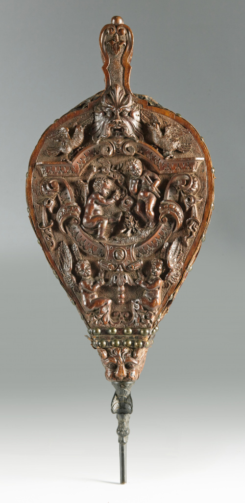 Fuelle en madera de nogal tallada, siguiendo modelos del S.