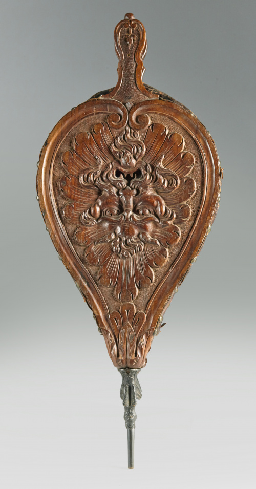 Fuelle en madera de nogal tallada, siguiendo modelos del S.