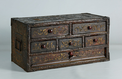 Papelera en “pastiglia”, pintada con restos de corleadoTra