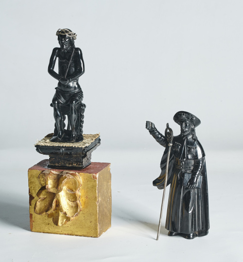 Ecce homo de azabache, dorado y filigrana de plata.  S. XV