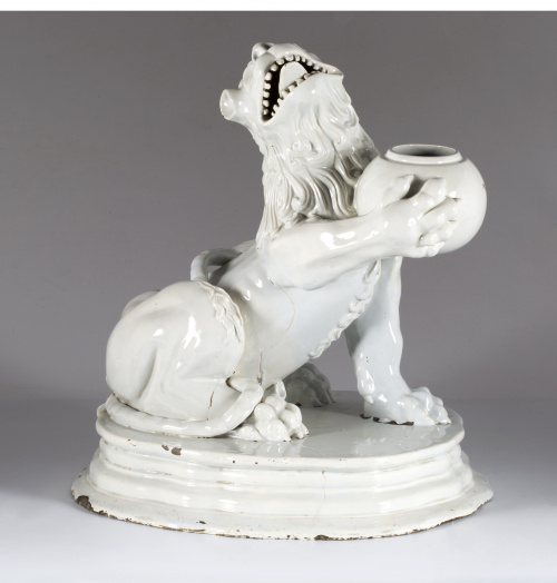 “León sosteniendo una bola”.Loza vidriada en blanco.Alcor
