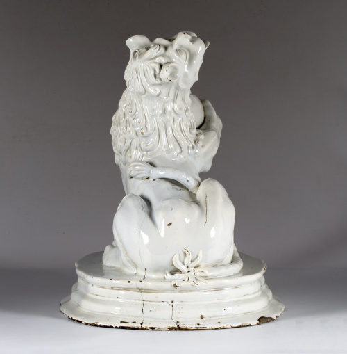 “León sosteniendo una bola”.Loza vidriada en blanco.Alcor