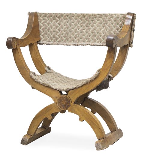Silla de caderas mudéjar de madera de nogal con taracea de 