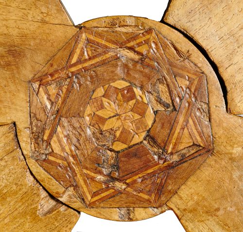 Silla de caderas mudéjar de madera de nogal con taracea de 