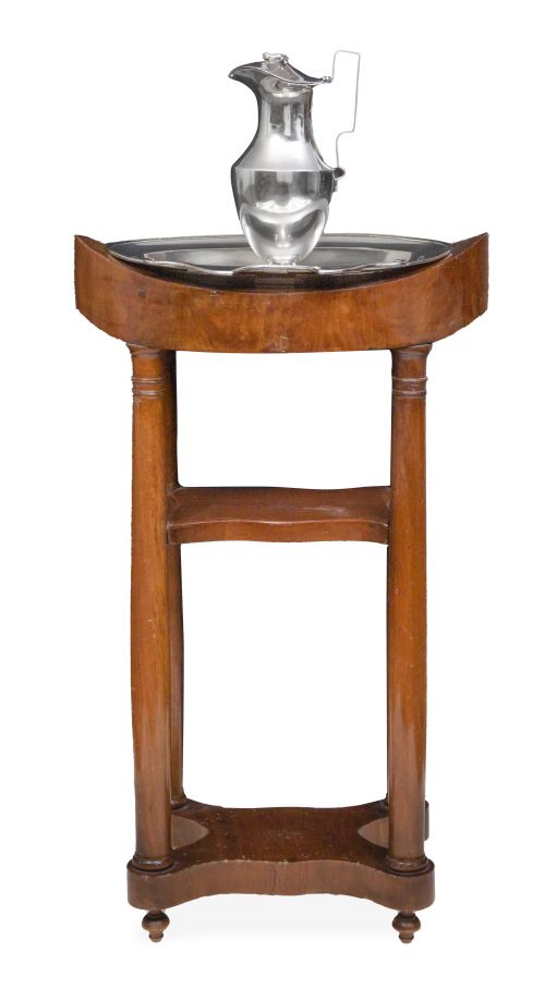 Jarro y jofaina de plata. Con marcas.En su soporte origin