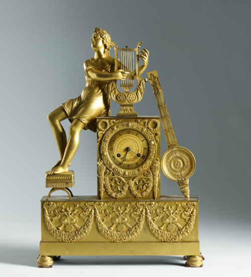Reloj de bronce dorado, con la figura escultórica de Apolo 