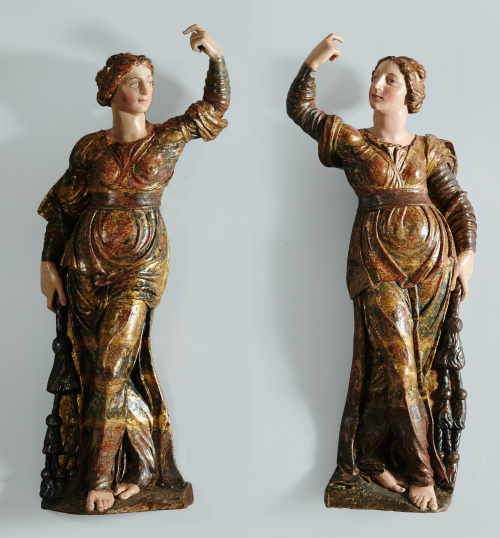 Pareja de esculturas manieristas, de medio cuerpo, estucada