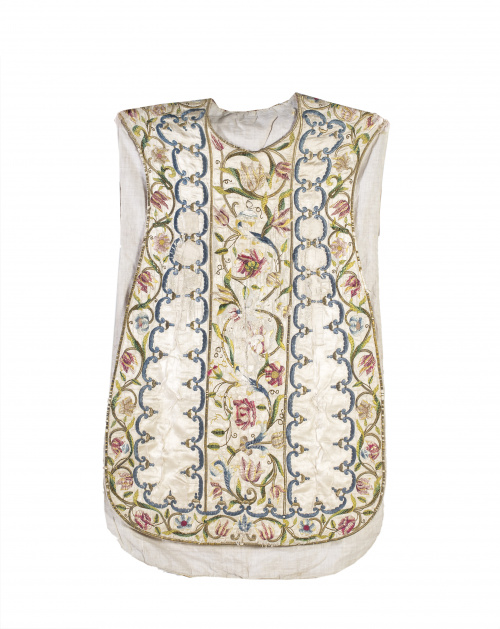 Casulla bordada con hilos de color sobre seda, S. XVI